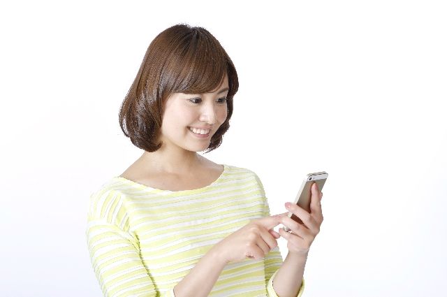 スマートフォンで賃貸物件を探す女性