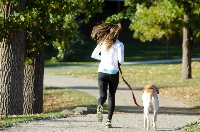 戸田公園をジョギングする女性
