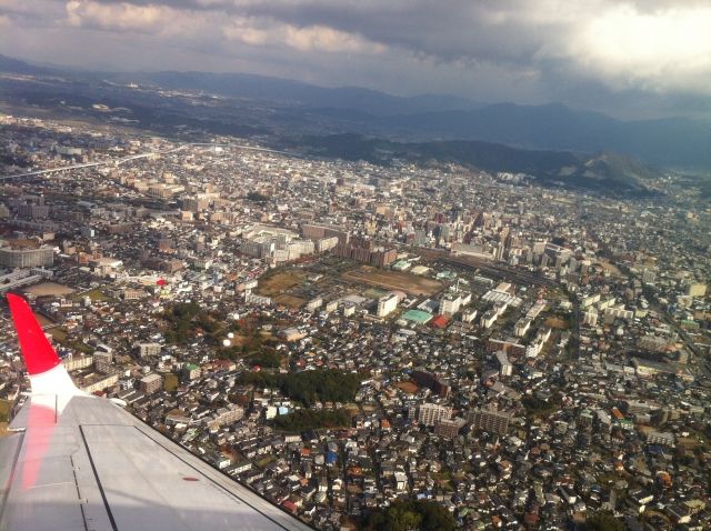 飛行機の窓から見た粕屋町の街並み