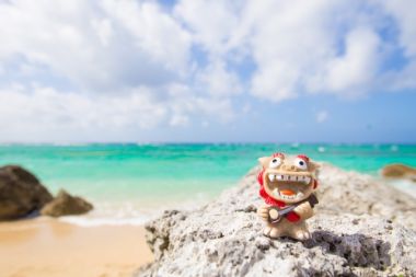 沖縄のビーチとシーサー