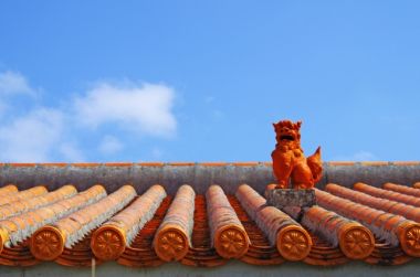 シーサーと赤瓦の屋根