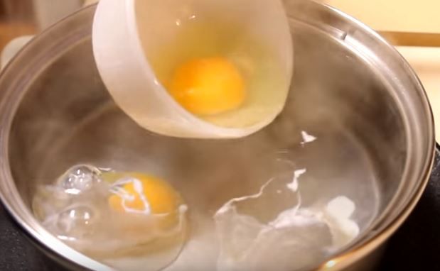 の生卵を鍋で熱したお湯に入れる