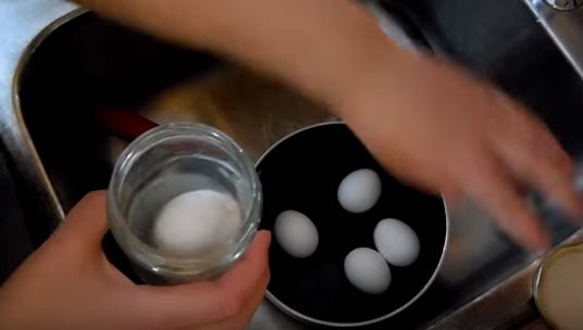 水の入った瓶の中にゆで卵を入れます