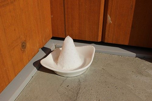 玄関の内側に置かれた盛り塩