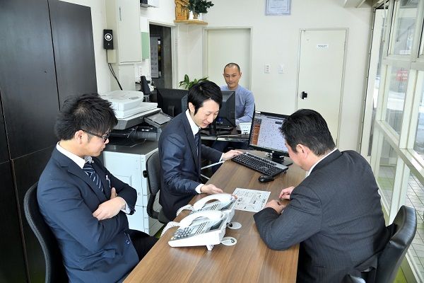 シーオーエム細川社長と社員ミーティング風景