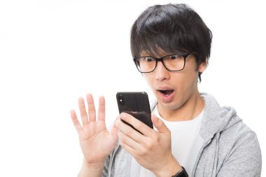 iPhoneの小技に驚く男性