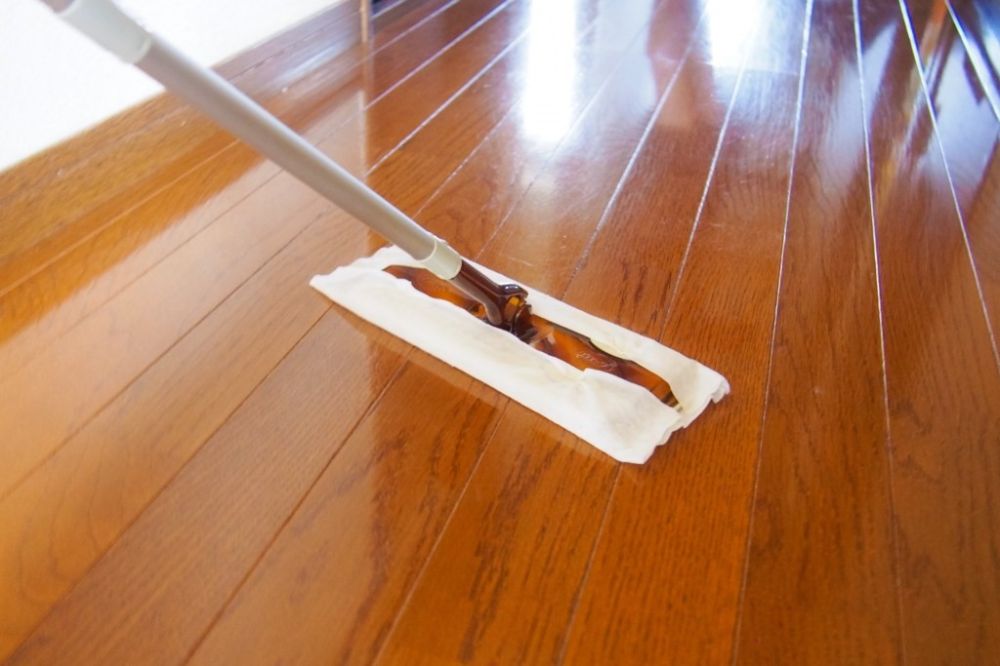 フローリングワイパーで掃除するリビングの床