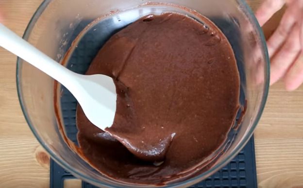 チョコレートケーキの材料を混ぜる