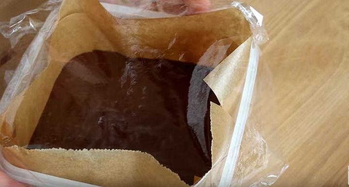 チョコレートケーキのタネの空気を抜く