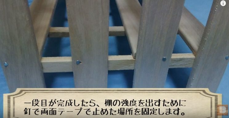 100均すのこに釘を打ち込む