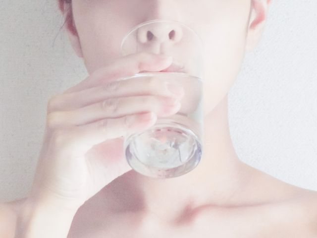 常温の水を飲む女性