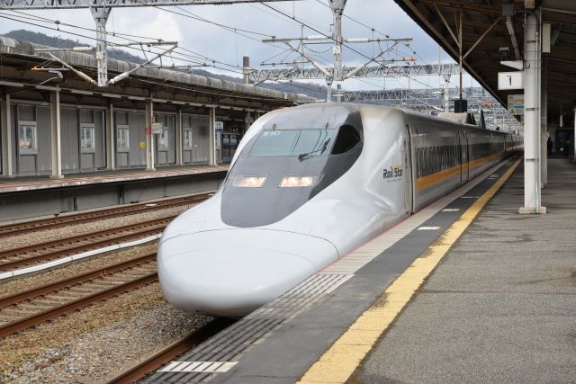 広島県東広島市の東広島駅に停車する山陽新幹線