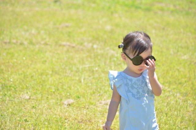 日焼け止めを塗って遊ぶ子ども