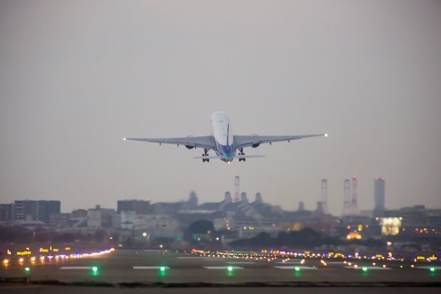 福岡空港を離陸する飛行機