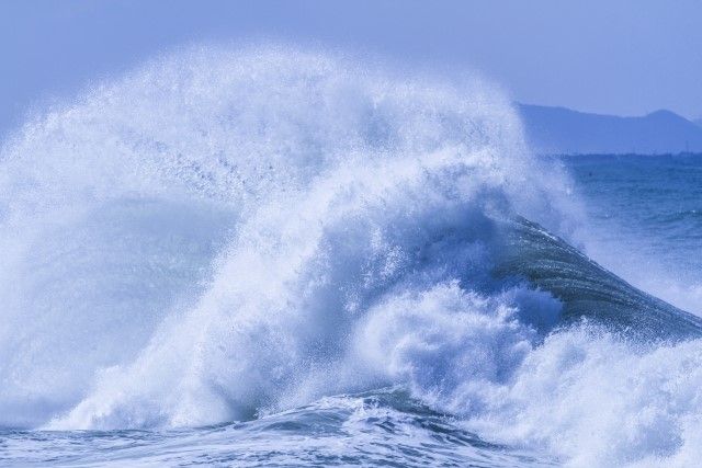 台風で荒れる海