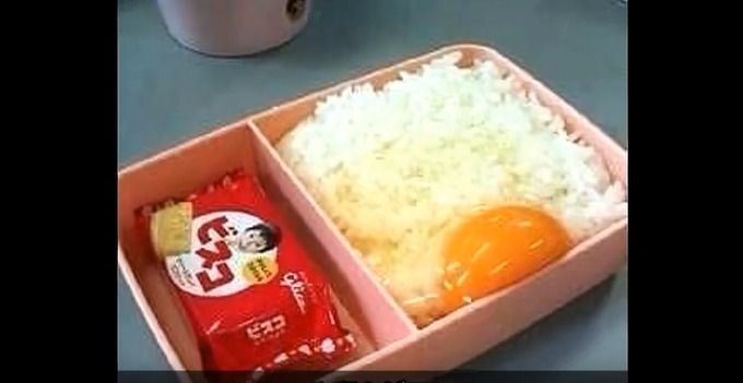 妻たちの逆襲弁当 生卵とビスコ弁当