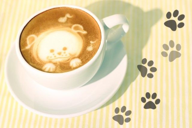 ラテアートが描かれたカフェラテ