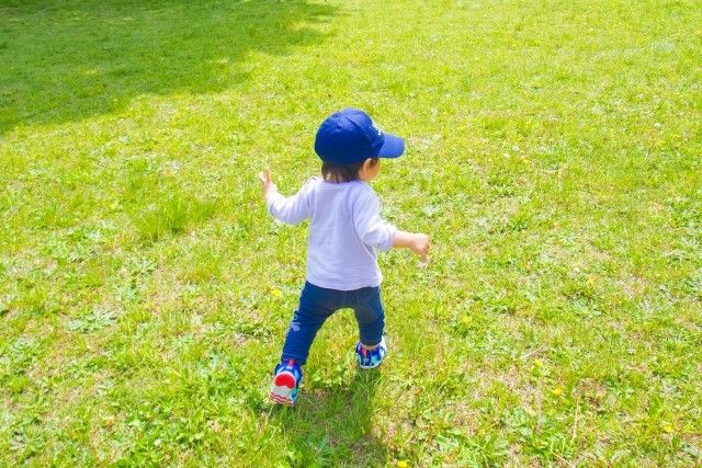 糸満市のこどもひろば公園で遊ぶ子ども