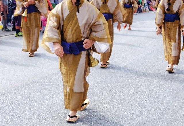 琉球王朝祭り首里で踊る人