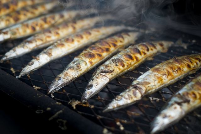 テングリルで料理する魚