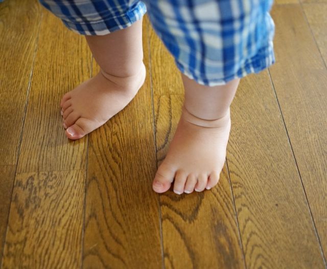 床を汚す子ども　水ロボが掃除