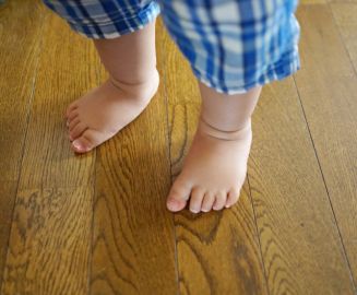 床を汚す子ども　水ロボが掃除