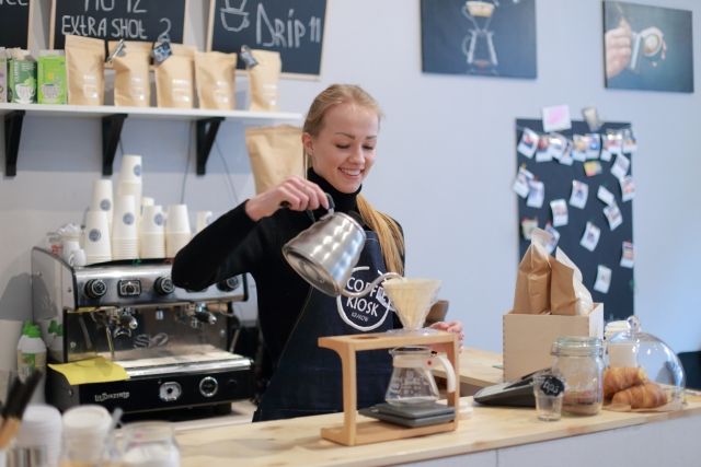 バルミューダ　ケトルでコーヒーをつぐ女性