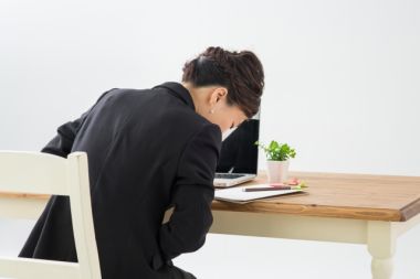 クーラー対策 体調不良の女性