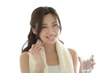 歯磨きのコツ 歯磨きをする女性