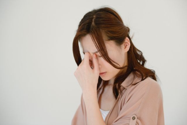 梅雨の仕組み　体調不良の女性