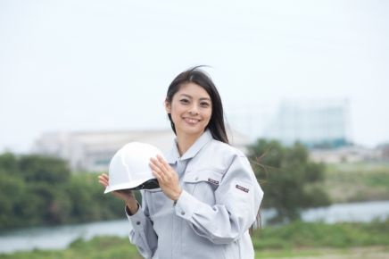 作業着姿の女性測量士