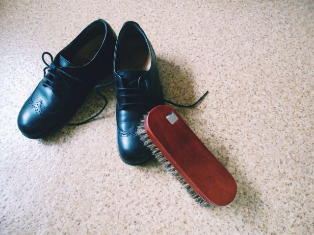 革靴とブラシ
