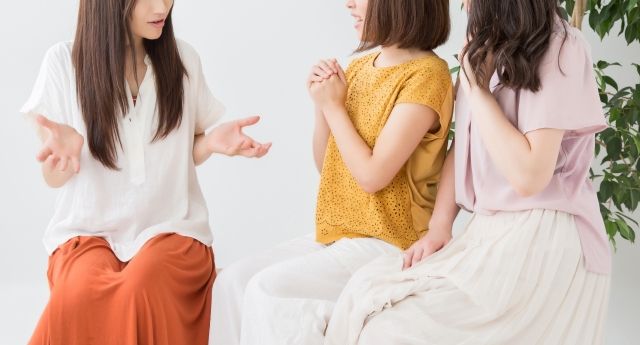 話をする女性たち