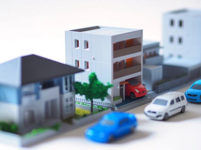 道路に面したガレージハウスの模型