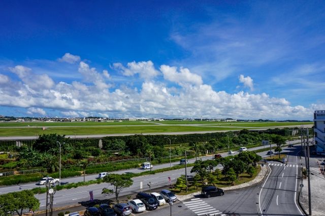 沖縄嘉手納基地がある風景