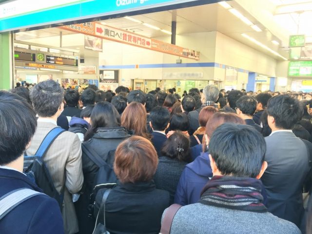 混雑する駅構内