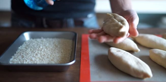 生地に水を吹きかけてパン粉をつける