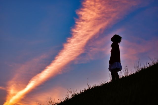 空の色に疑問を持つ少女