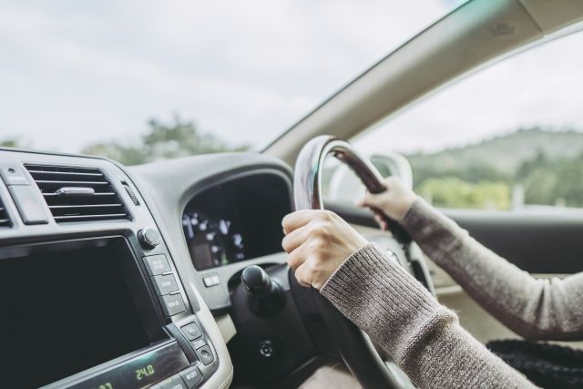 暖房のきいた秋冬の車内