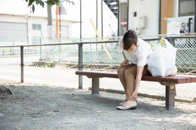 親指付け根がズキズキ痛い!外反母趾の原因・治し方や靴選びのポイント