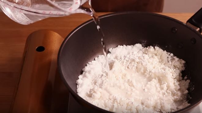 白玉粉&上新粉に砂糖と水を加える