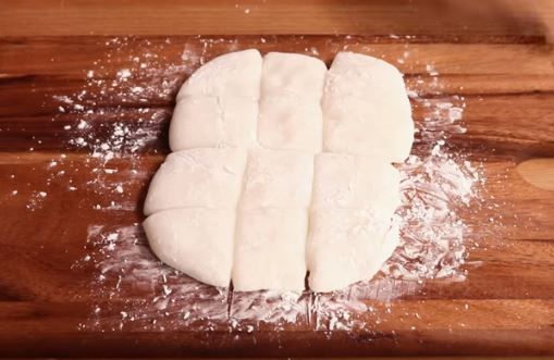 打ち粉をして12等分する