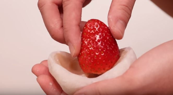 白餡は切り目を入れてイチゴをのせる