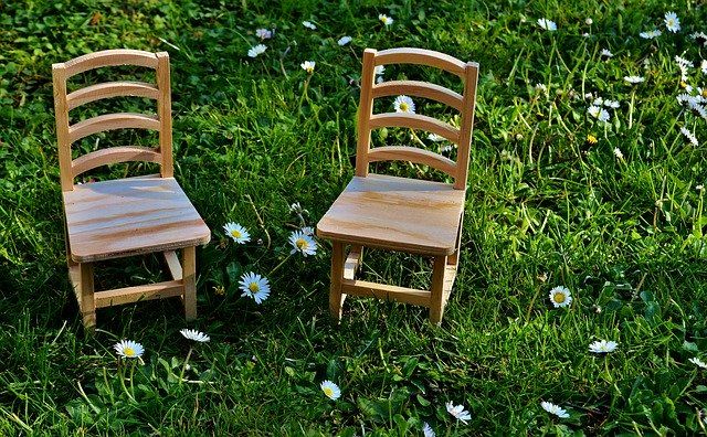 木製の小さな椅子