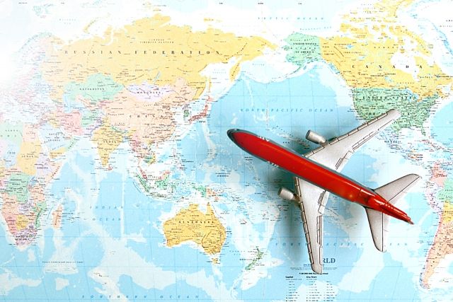 飛行機の模型と世界地図