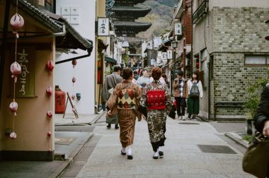 初詣に向かう着物女性