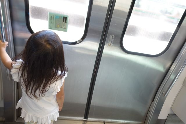 子どもが電車で歩き回るときの対処法