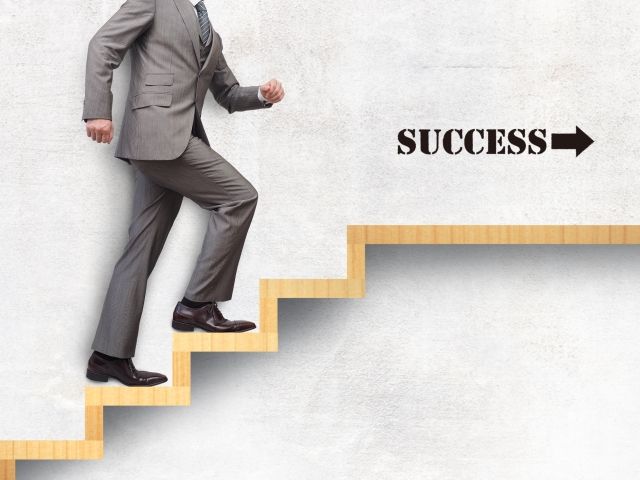 成功への階段をのぼっている画像