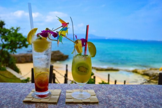 海が見えるカフェテラスにある飲み物