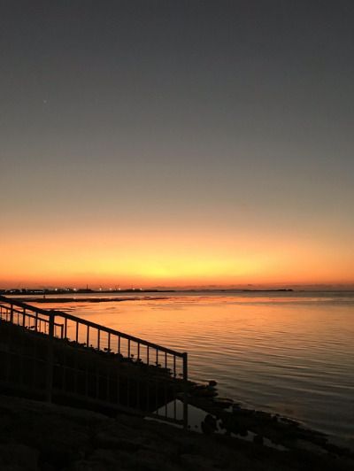 夕日の沈む沖縄の海